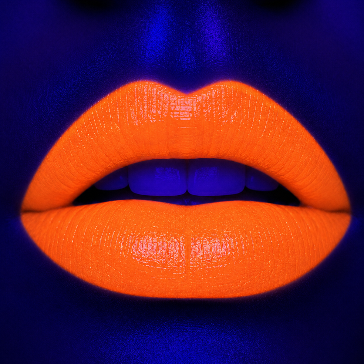 Labial artístico cremoso Mirely Makeup tono Naranja Neón aplicado en los labios