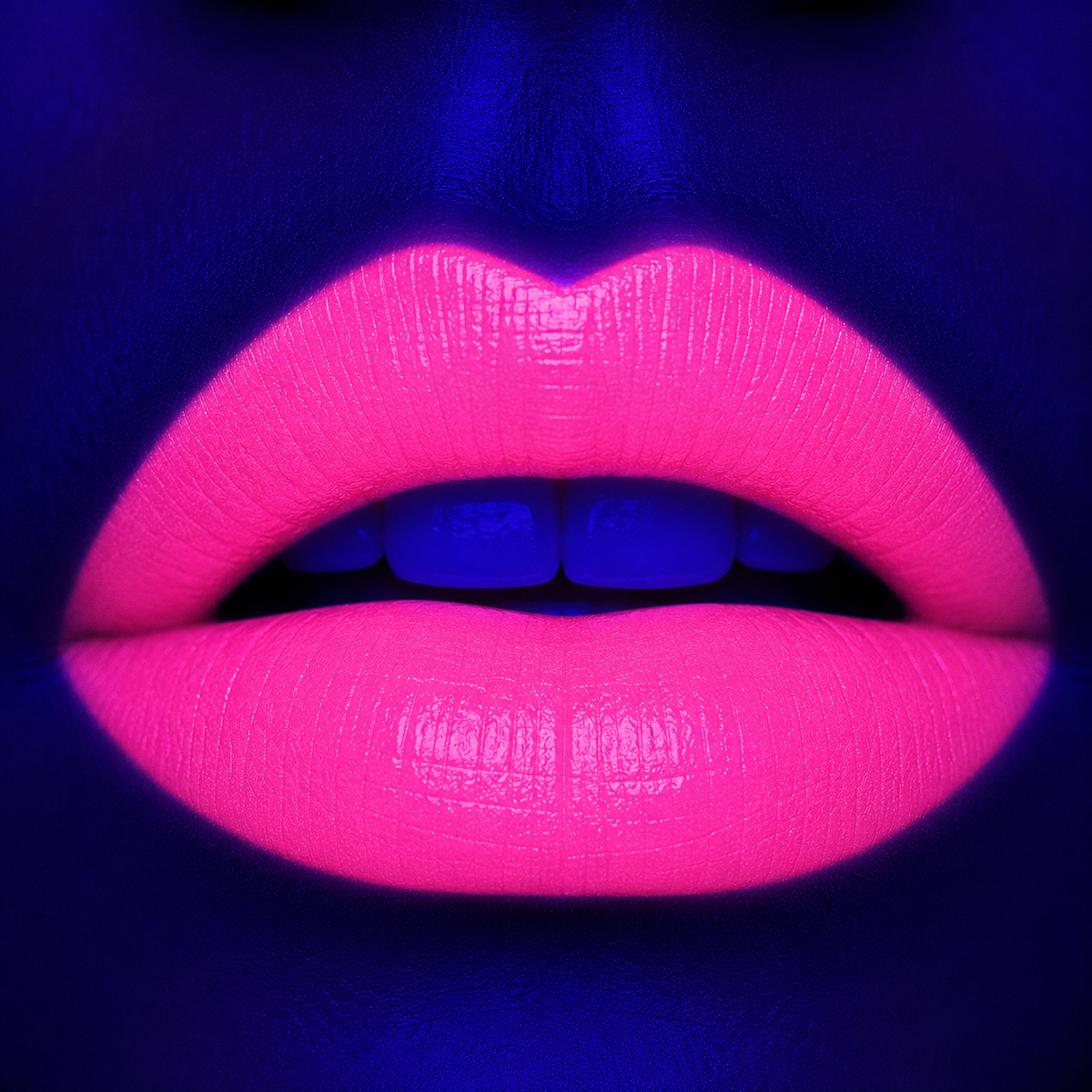Labial artístico cremoso Mirely Makeup tono Rosado Neón aplicado en los labios
